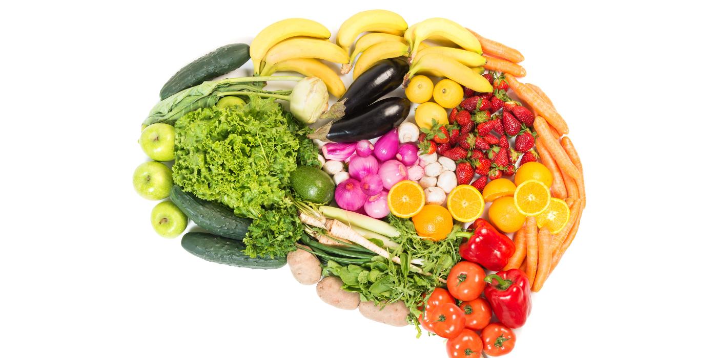 Ein Gehirn aus Obst und Gemüse geformt. Die Darstellung symbolisiert gesunde Ernährung als „Futter fürs Gehirn“.