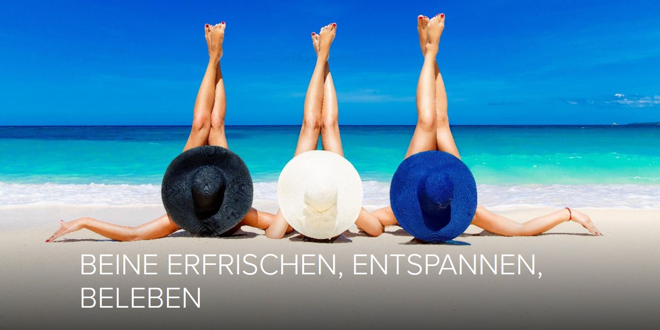 Gesunde Beine Drei Frauen liegen am Strand mit erhobenen Beinen und großen Sonnenhüten, dazu der Text „Beine erfrischen, entspannen, beleben“.