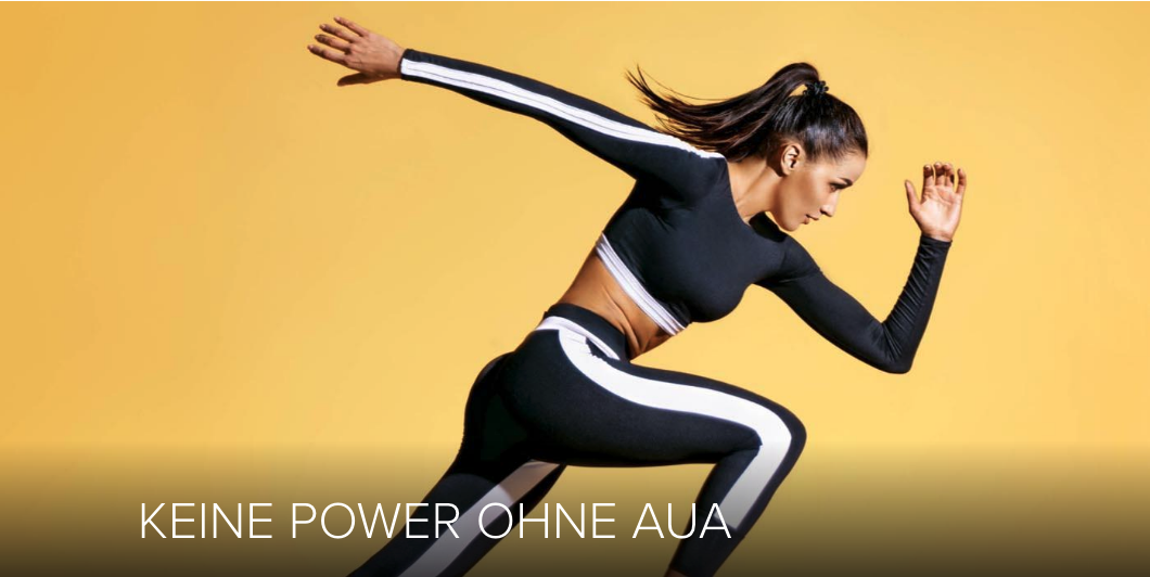 Sportlerin - Keine Power ohne Aua Sportlerin in dynamischer Sprintpose vor neutralem Hintergrund – Symbolbild für Kraft, Ausdauer und Motivation im Training.