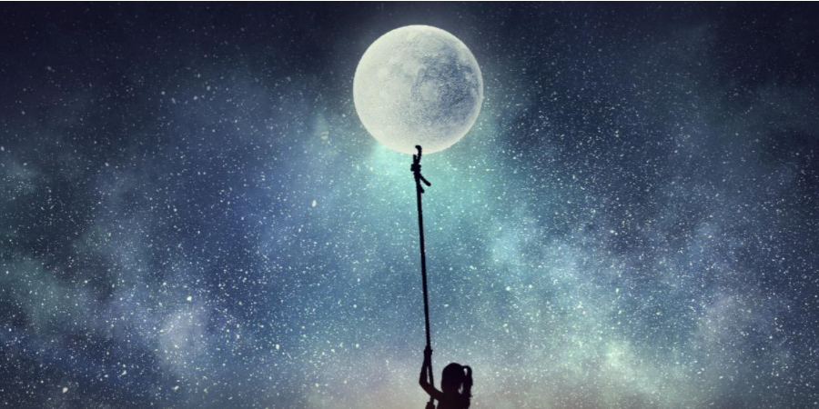 Ein Kind hält eine lange Stange mit einem Schmetterlingsnetz, das scheinbar den Mond berührt – vor einem traumhaften Sternenhimmel.