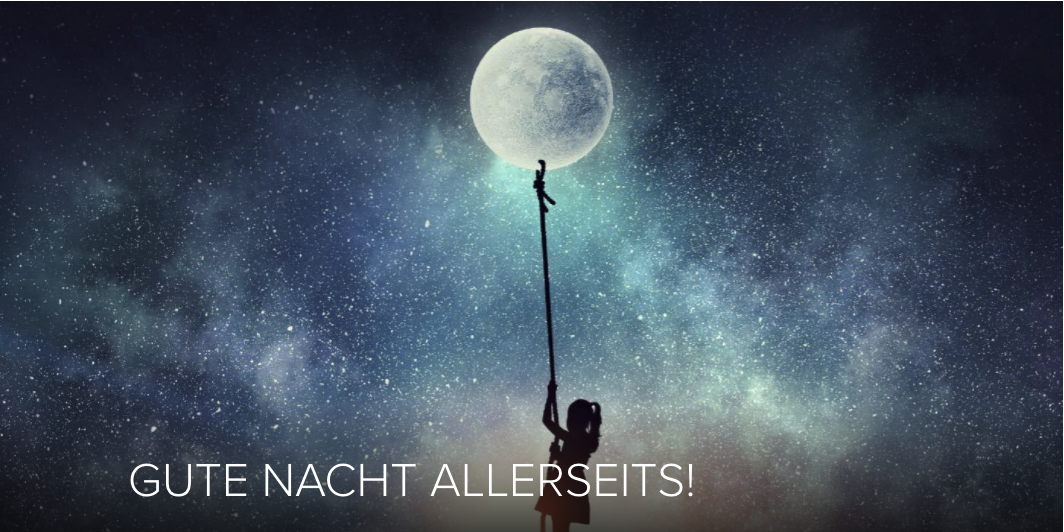 Ein Kind hält eine lange Stange mit einem Schmetterlingsnetz, das scheinbar den Mond berührt – vor einem traumhaften Sternenhimmel. Text: „Gute Nacht allerseits!“
