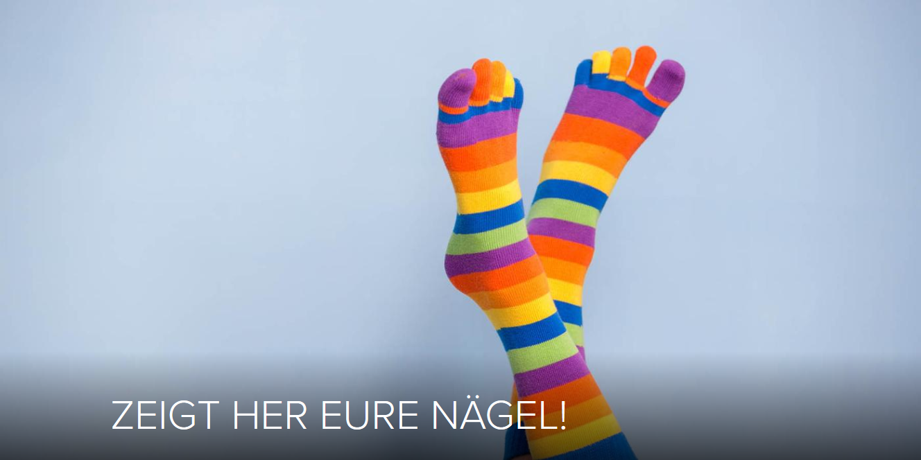 Füße mit Zehensocken - Zeigt her eure Nägel! Zwei Füße in bunten Zehensocken vor einheitlichem Hintergrund, dazu der Schriftzug: Zeigt her eure Nägel!