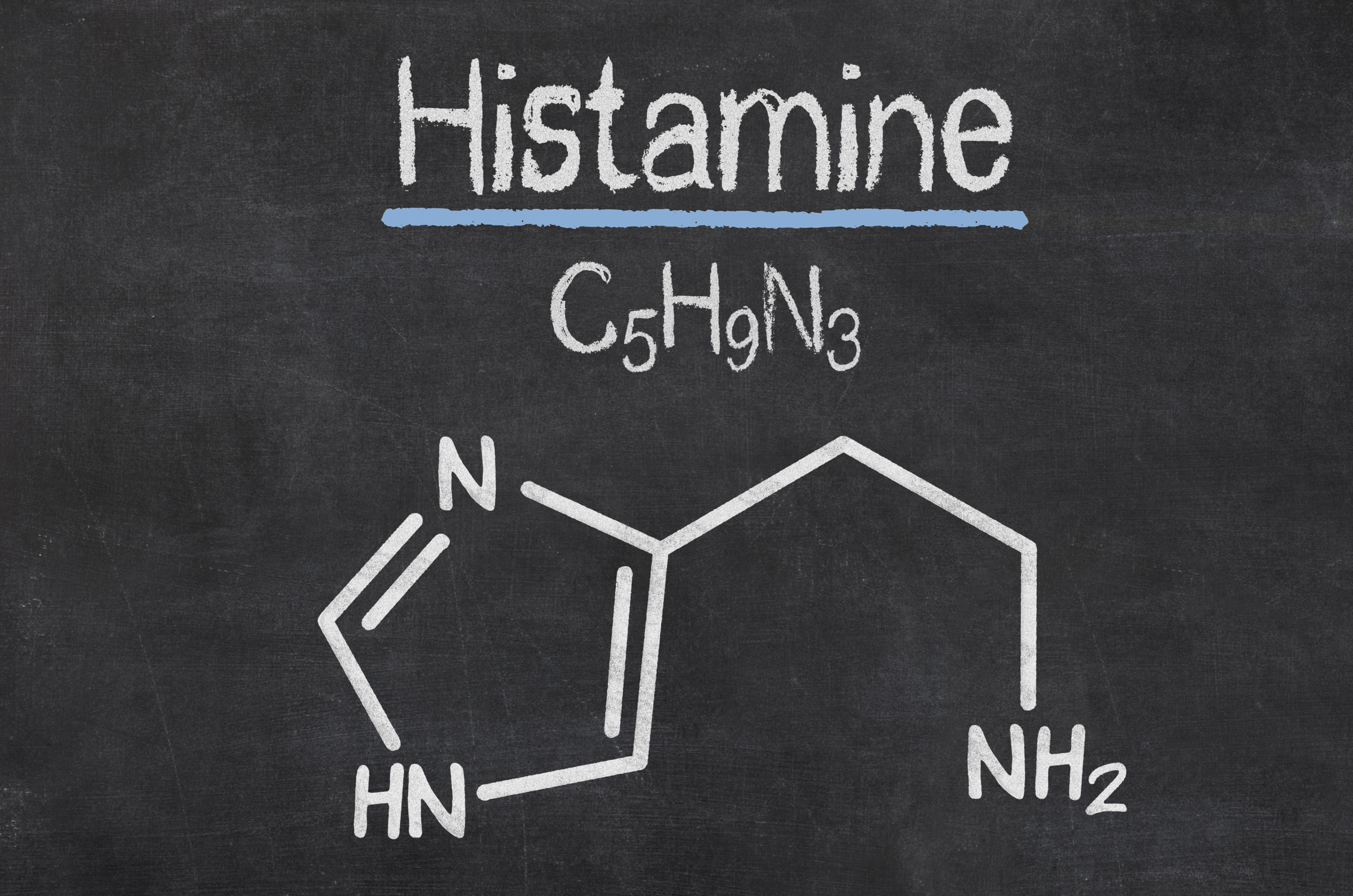 Histamin Enzym Chemische Strukturformel von Histamin (C₅H₉N₃) auf einer Tafel dargestellt, inklusive Molekülstruktur mit Imidazolring und Aminogruppe.